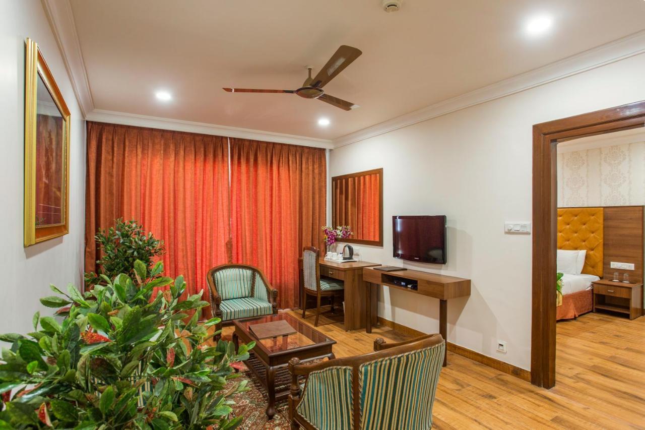 Hotel The Grand Regency Rajkot Esterno foto