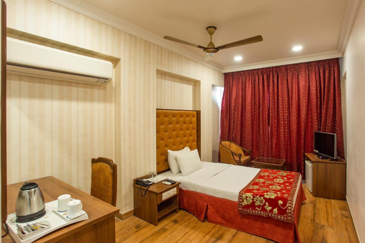 Hotel The Grand Regency Rajkot Esterno foto