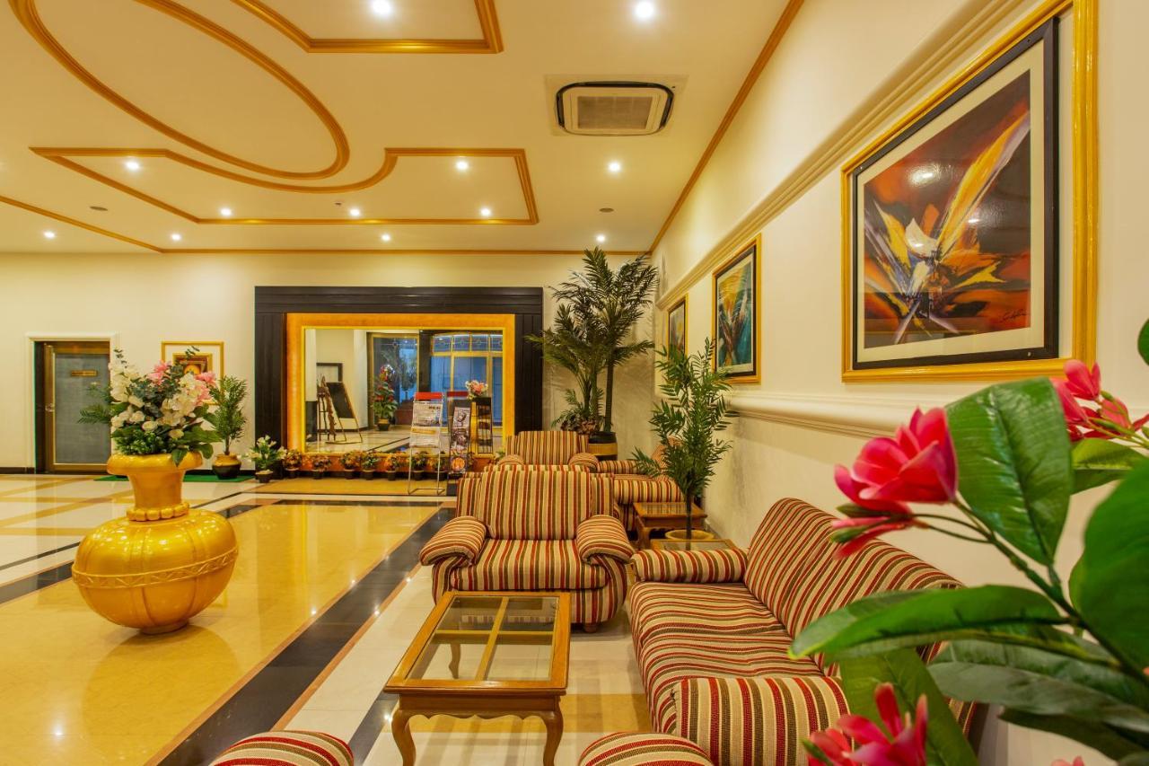 Hotel The Grand Regency Rajkot Esterno foto