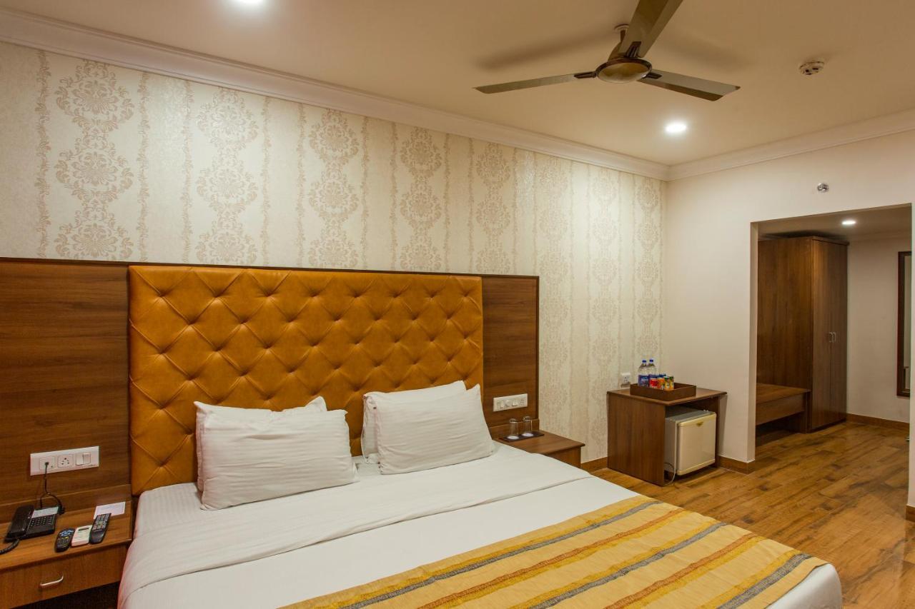 Hotel The Grand Regency Rajkot Esterno foto