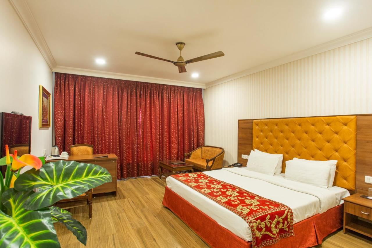 Hotel The Grand Regency Rajkot Esterno foto