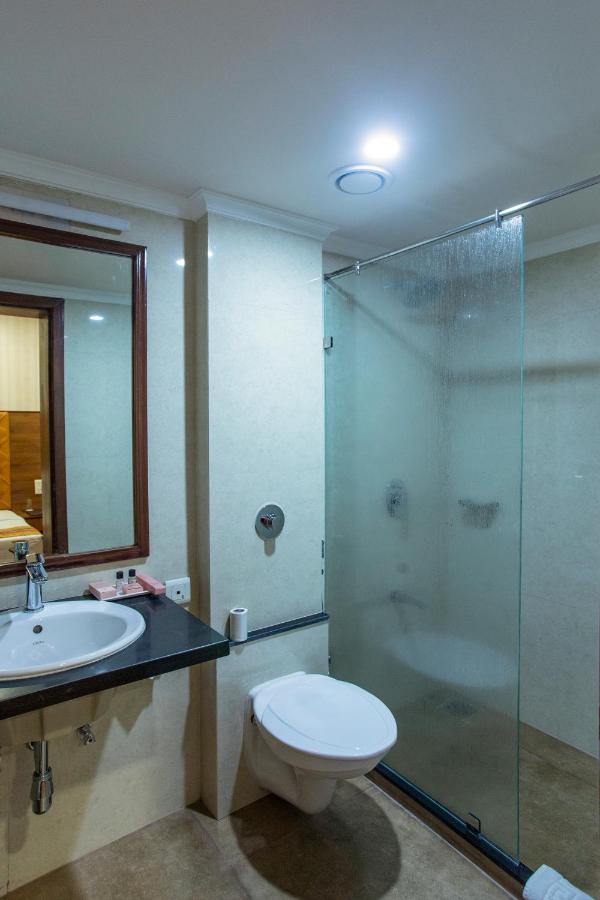 Hotel The Grand Regency Rajkot Esterno foto
