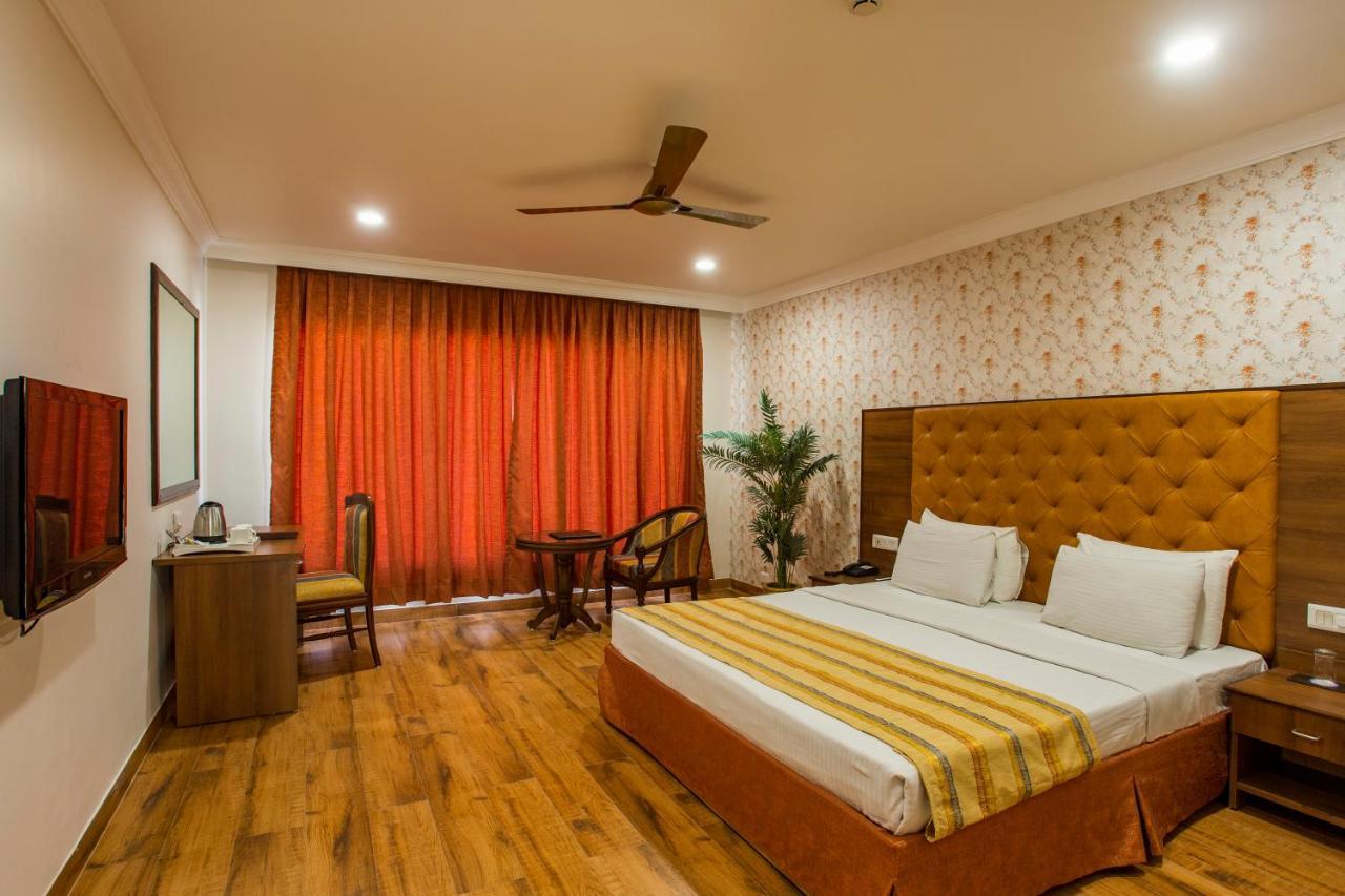 Hotel The Grand Regency Rajkot Esterno foto