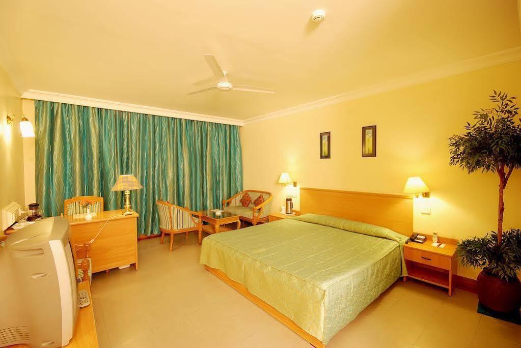 Hotel The Grand Regency Rajkot Esterno foto