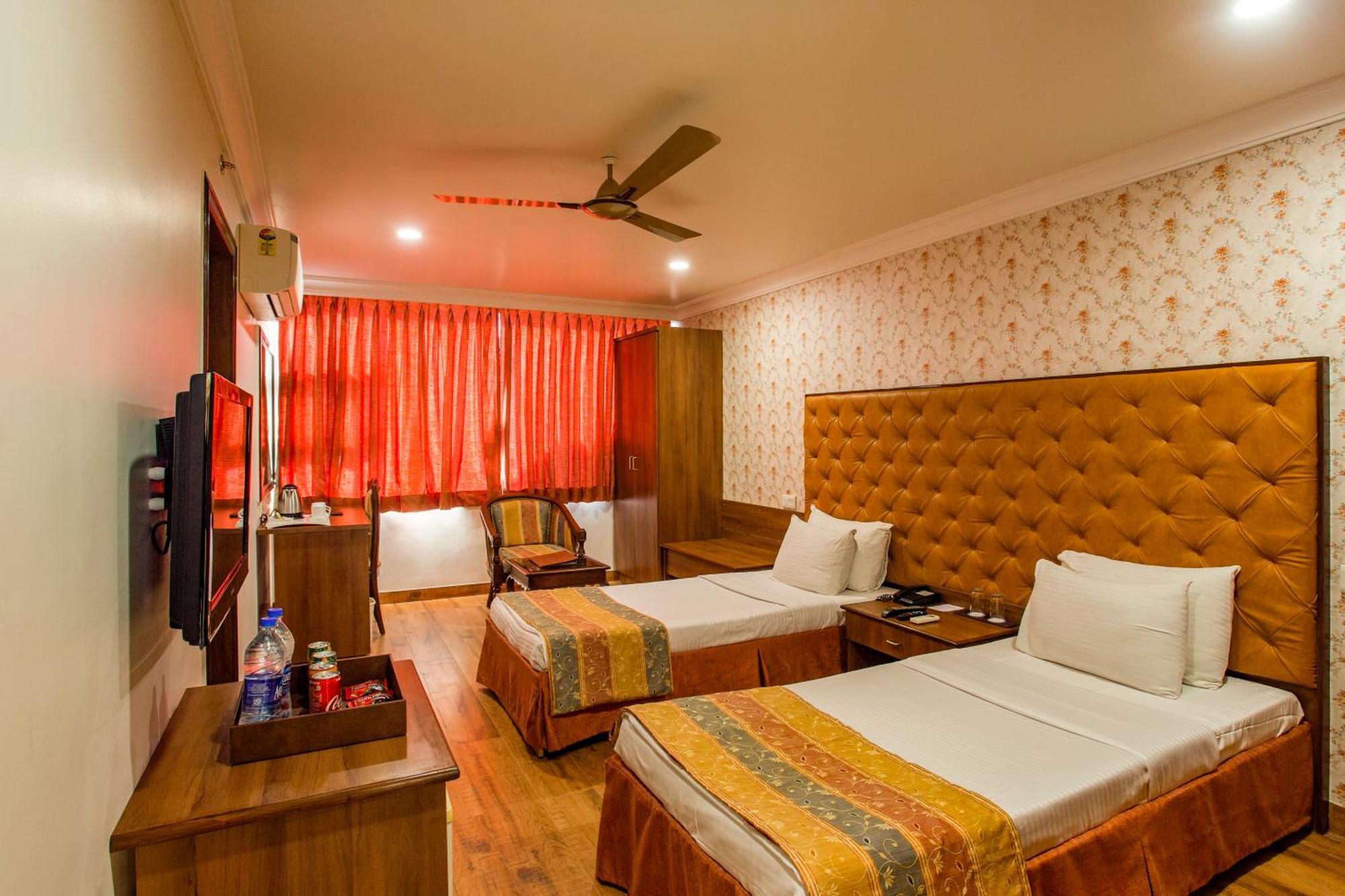 Hotel The Grand Regency Rajkot Esterno foto