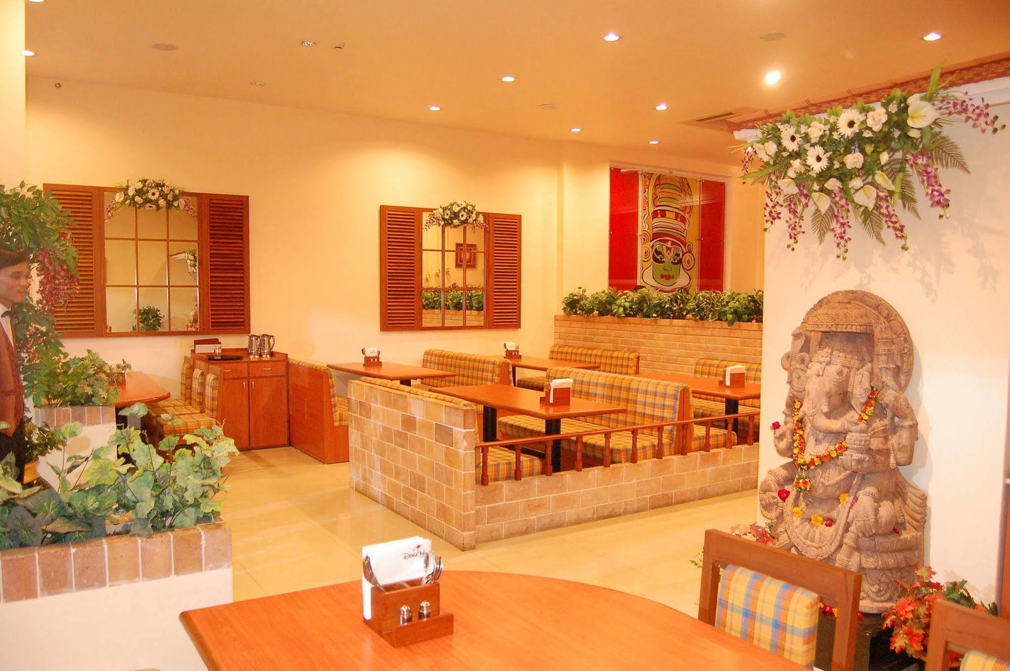 Hotel The Grand Regency Rajkot Esterno foto