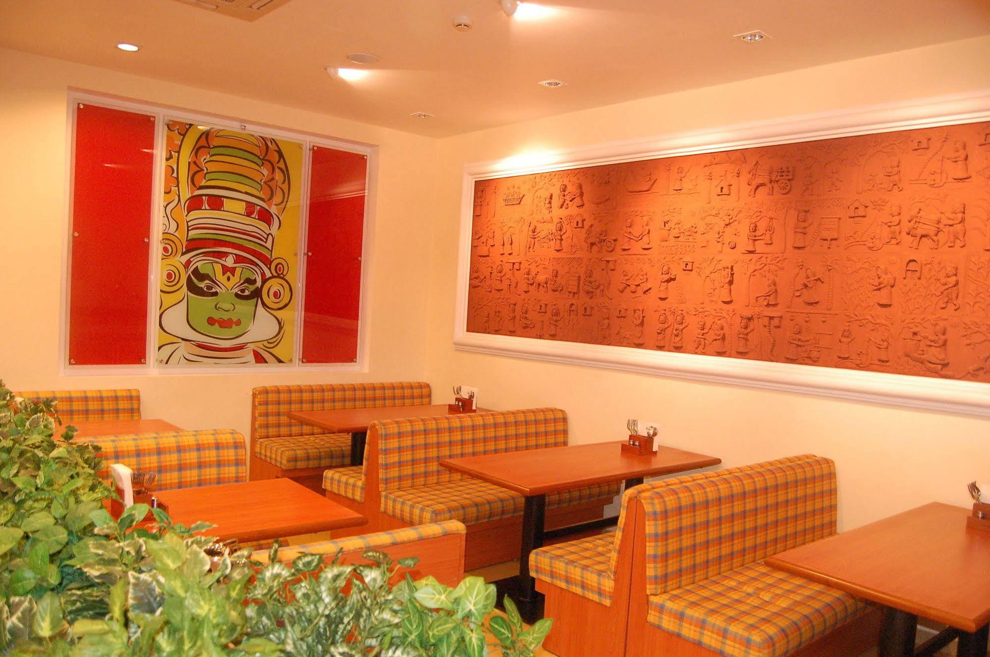 Hotel The Grand Regency Rajkot Esterno foto
