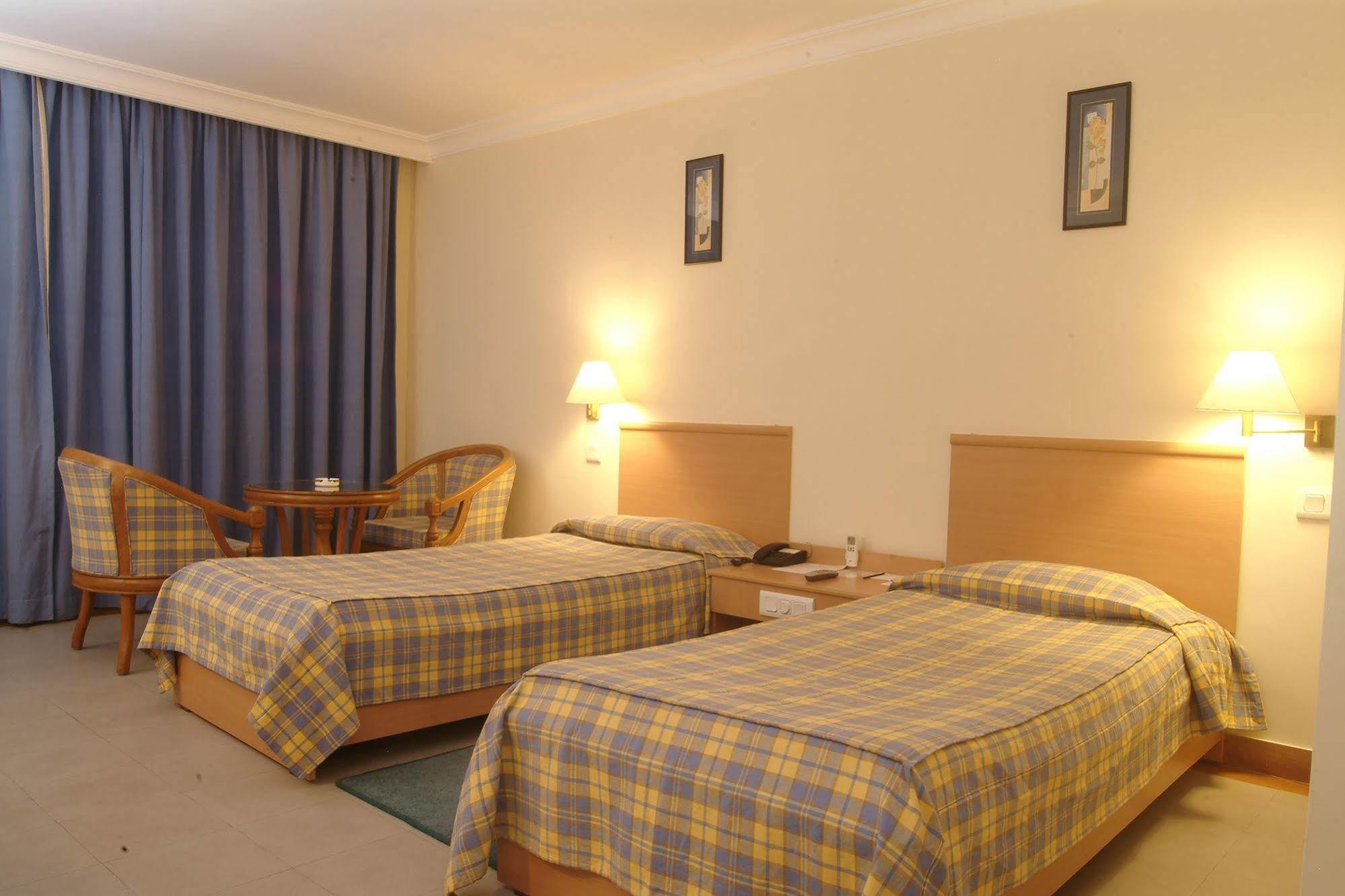 Hotel The Grand Regency Rajkot Esterno foto