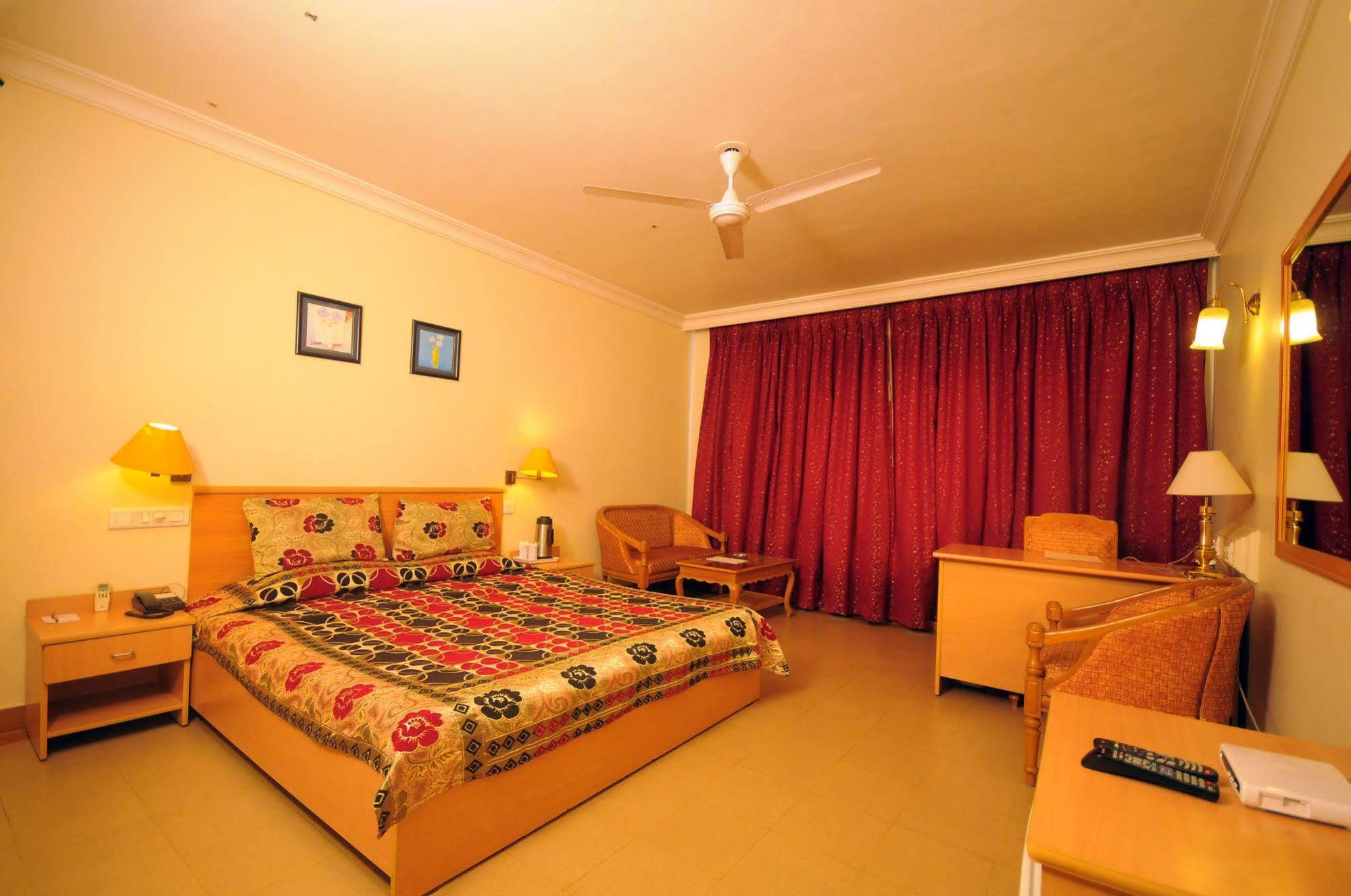 Hotel The Grand Regency Rajkot Esterno foto