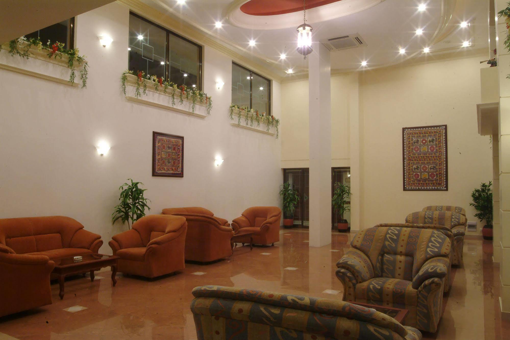 Hotel The Grand Regency Rajkot Esterno foto