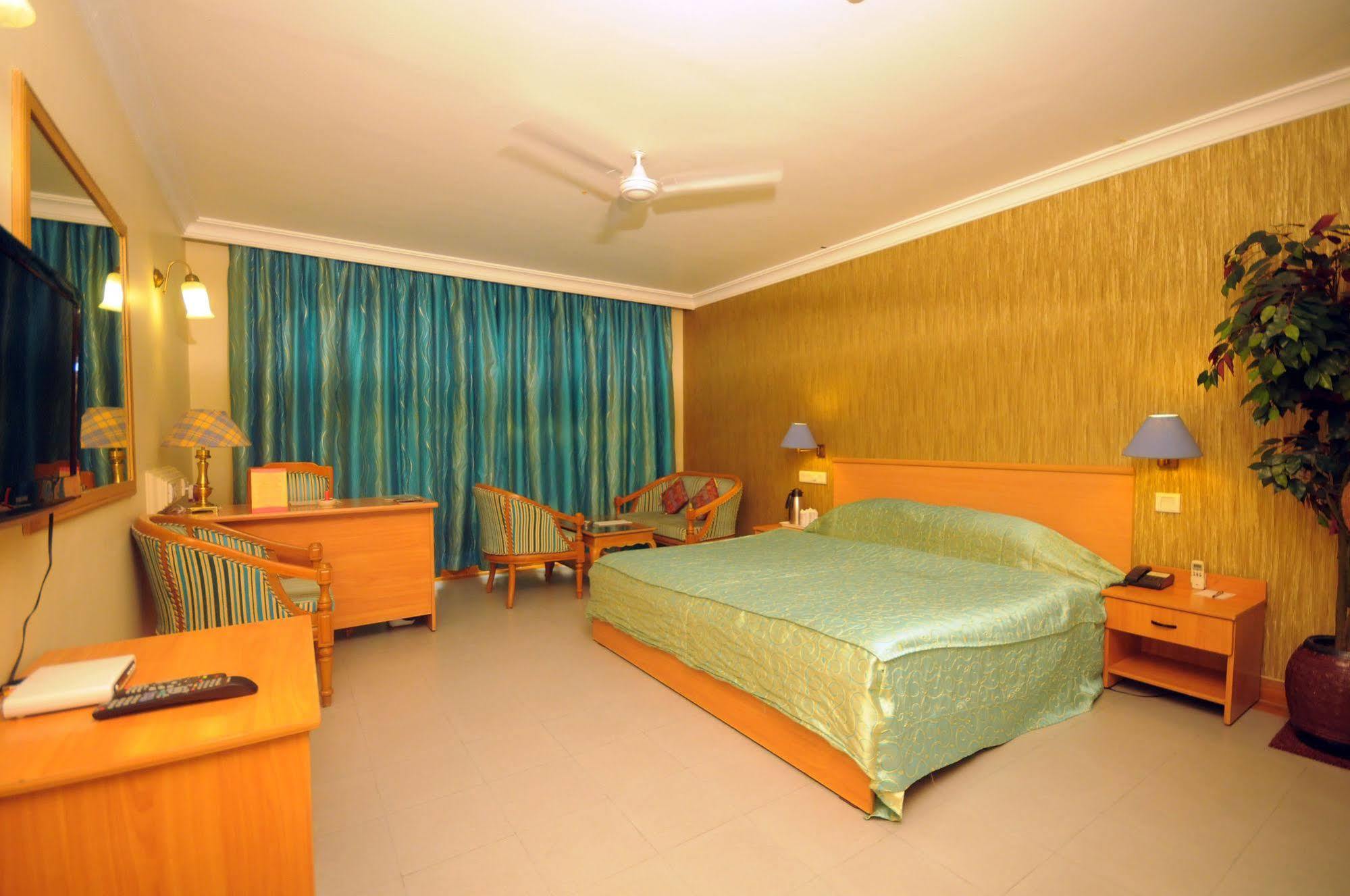 Hotel The Grand Regency Rajkot Esterno foto
