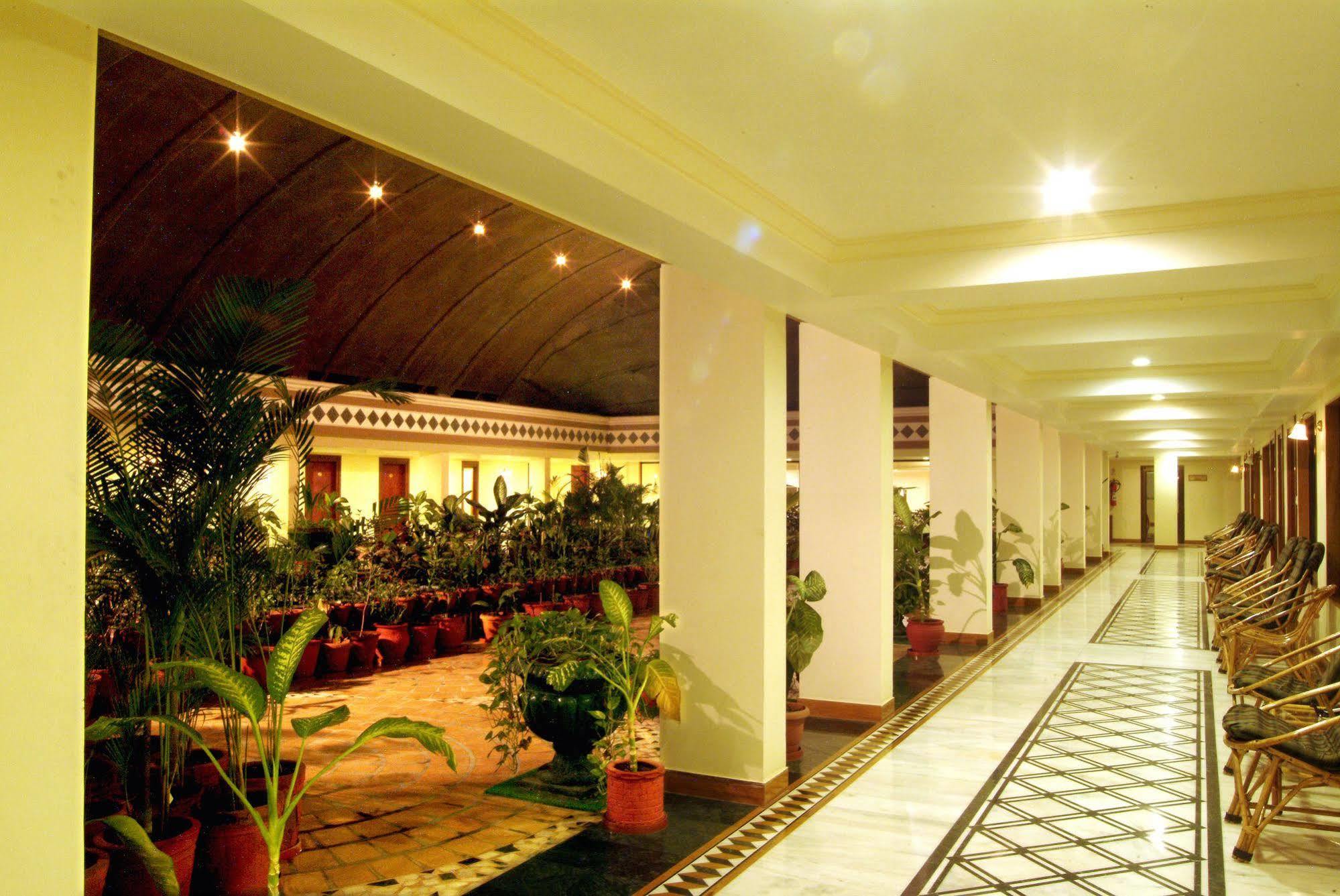 Hotel The Grand Regency Rajkot Esterno foto