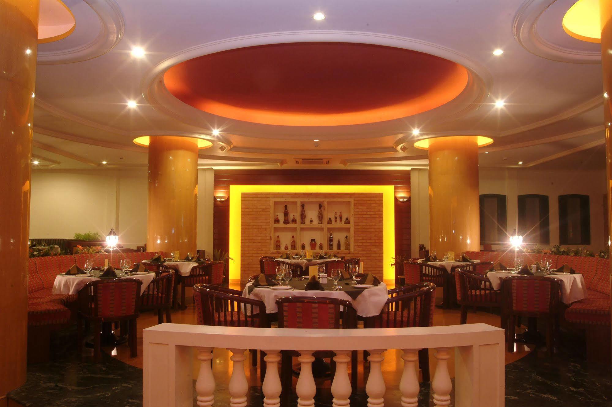 Hotel The Grand Regency Rajkot Esterno foto