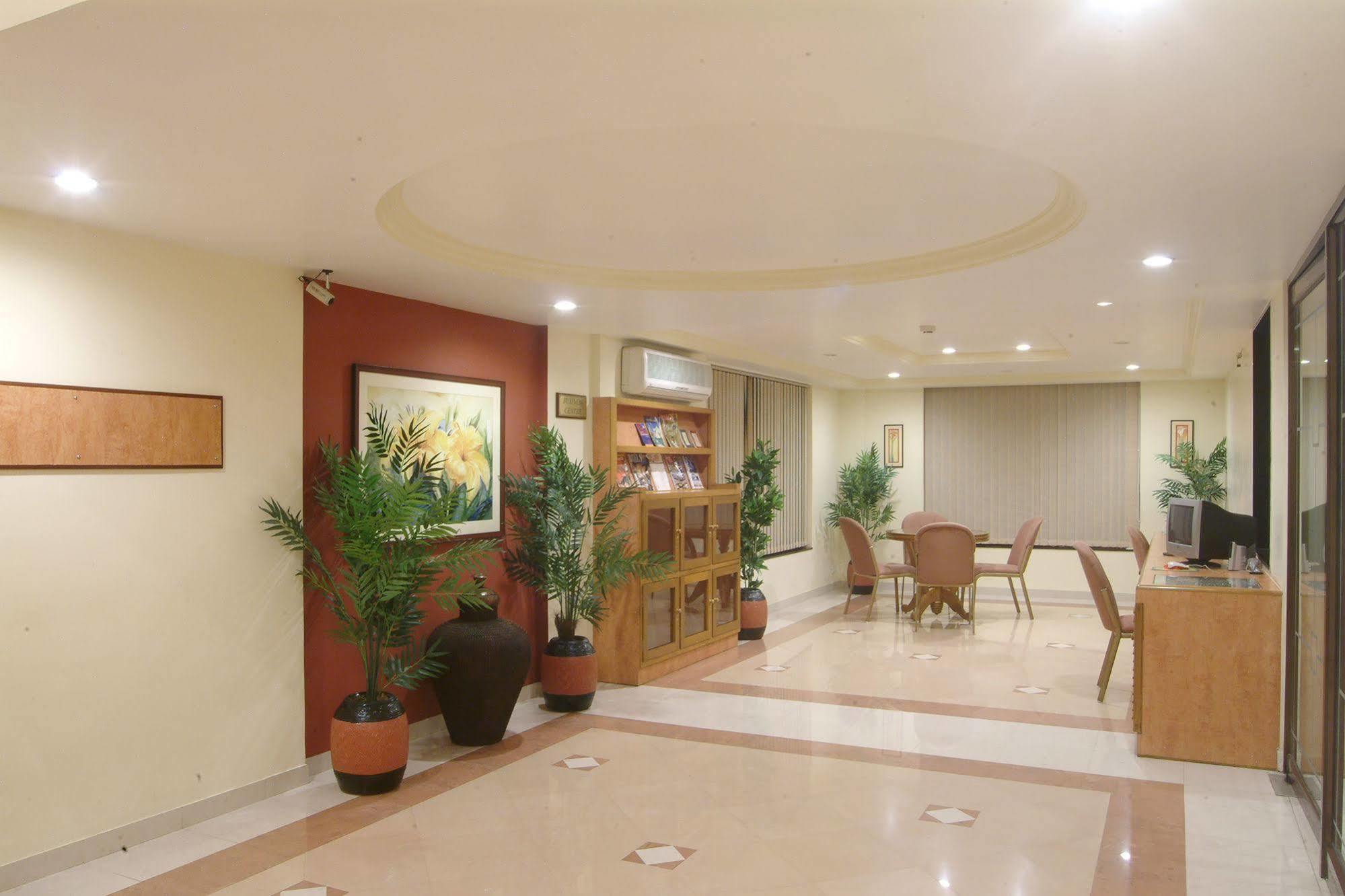 Hotel The Grand Regency Rajkot Esterno foto