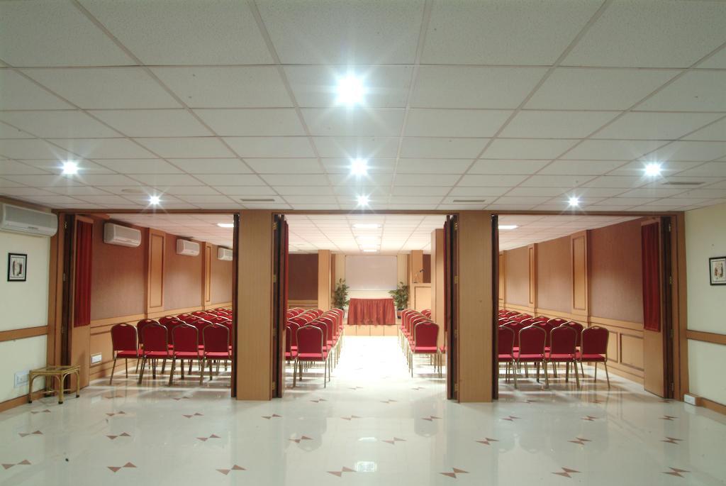 Hotel The Grand Regency Rajkot Esterno foto
